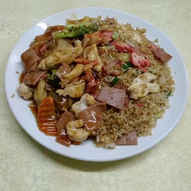 Casado con Arroz Cantones y Chop Suey en Salsa.