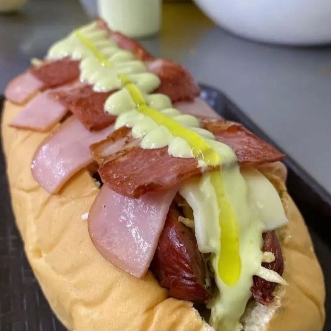 Perro Italiano (jamón, Mozarella, Tocineta)+papas