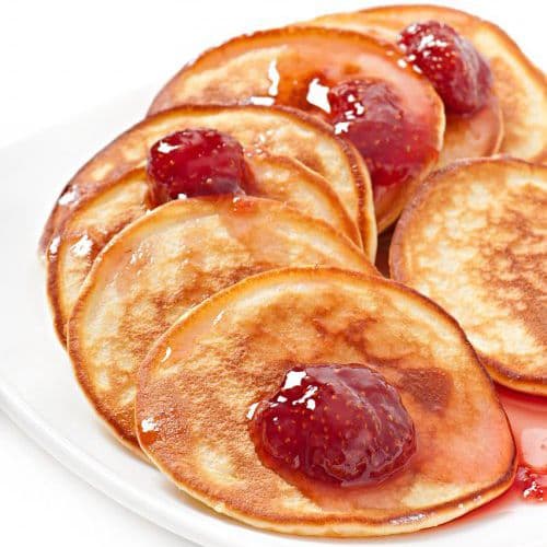 Hot Cakes con Fresa, Cajeta, Lechera, Zarzamora