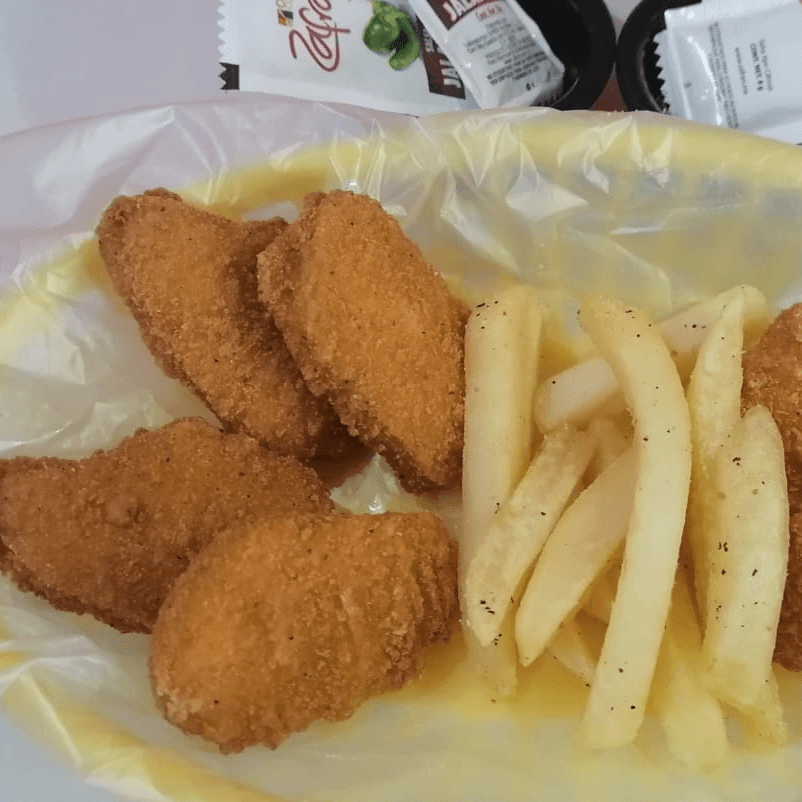 Nuggets de Pollo con Papas a la Francesa.