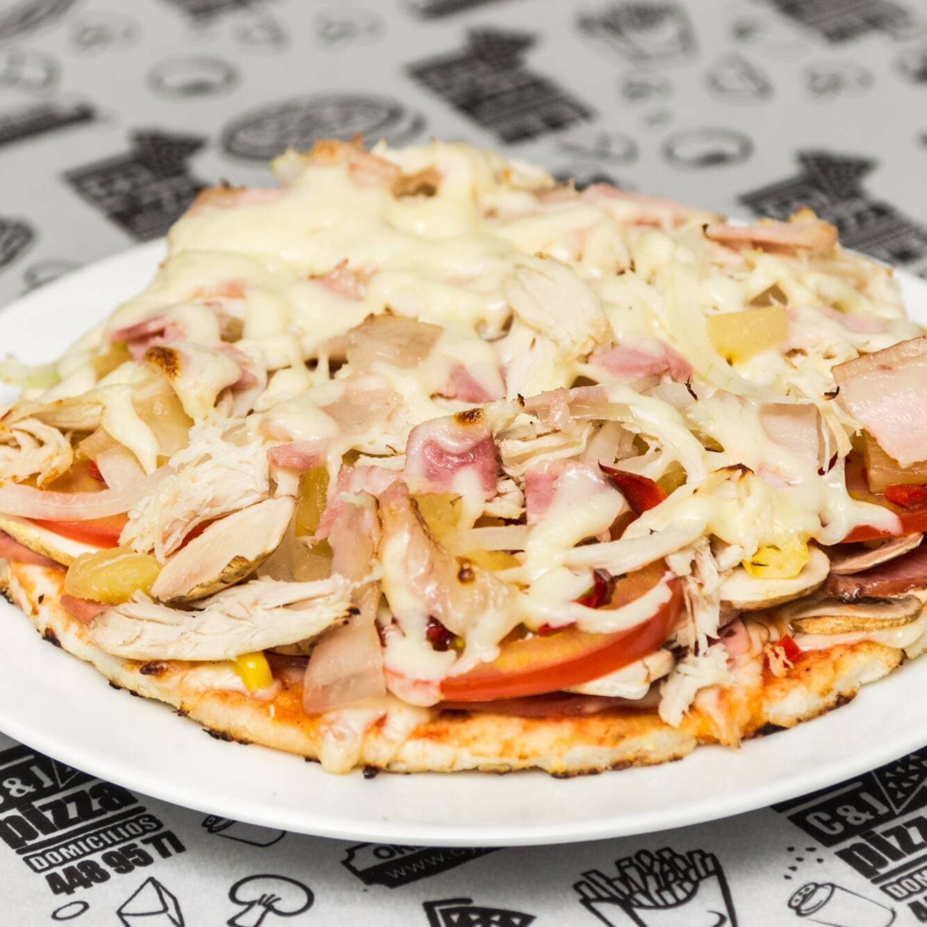 Esp. de pollo, tocineta, maíz, dulce y queso