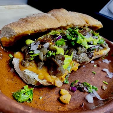 Lonche De Bistec*1+Coca Cola Lata de 355 Ml*1