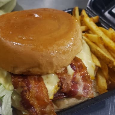 HABURGUESA con tocino  🥓 y papas 🍟