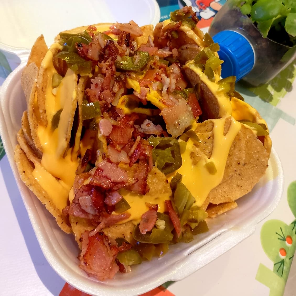 Nachos con Tocino, Queso de Nachos y Chiles