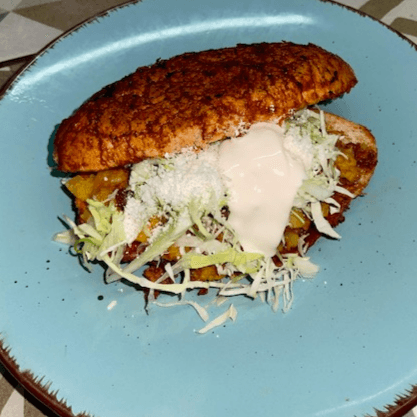 Pambazo Choripapa + Bebida Natural