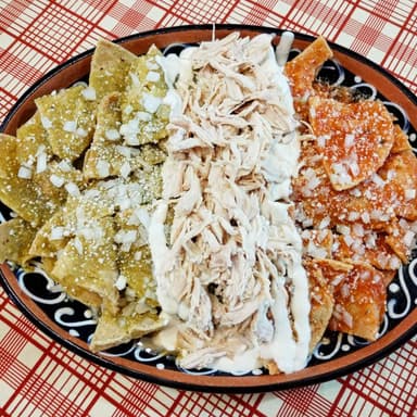 Chilaquiles Bandera con Pollo