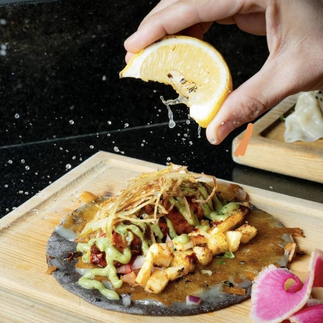 TACO DE SALMÓN ADOBADO