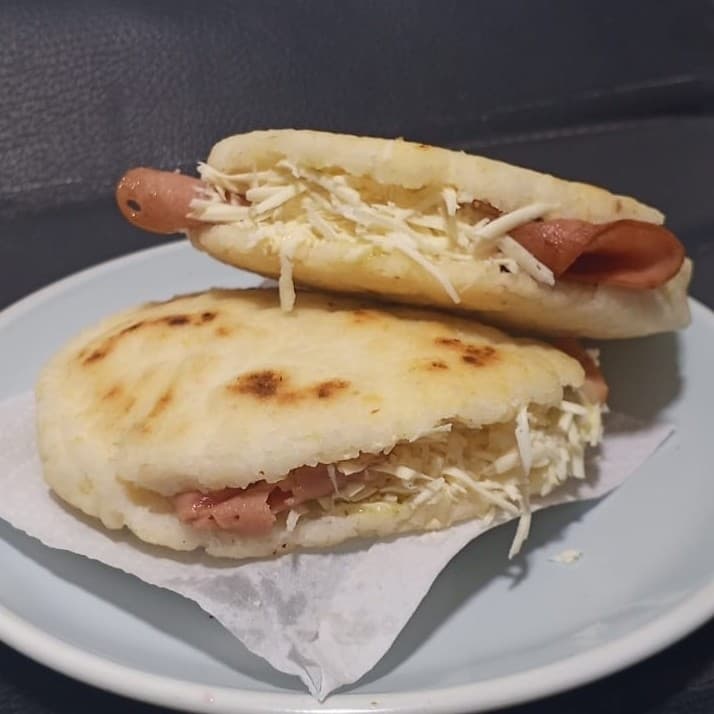 Arepa Con Jamón y Queso