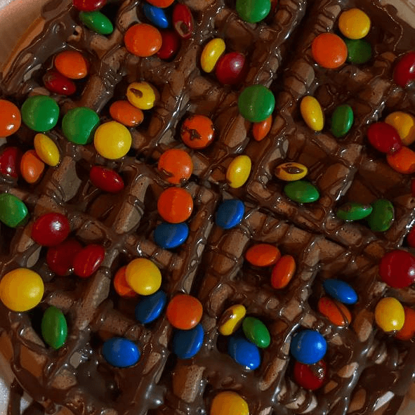 Waffle Cajeta con M&m´s