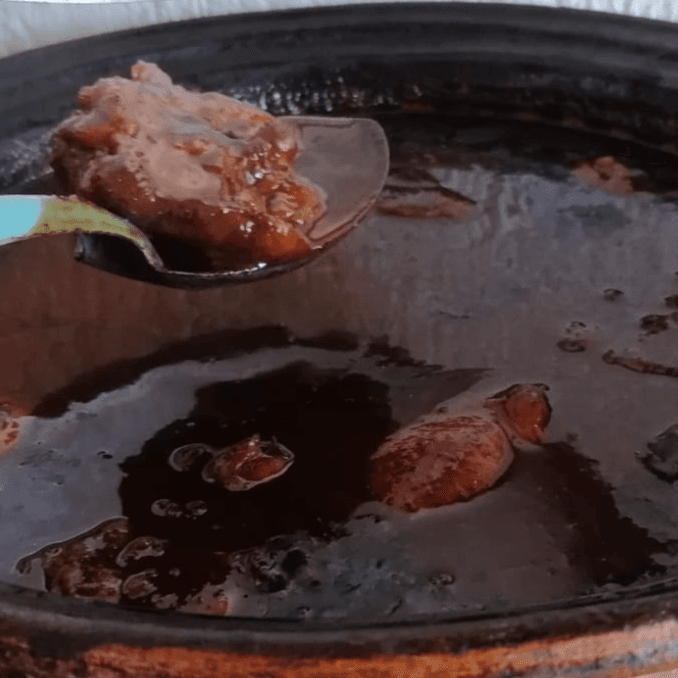 Pollo en Mole Almendrado