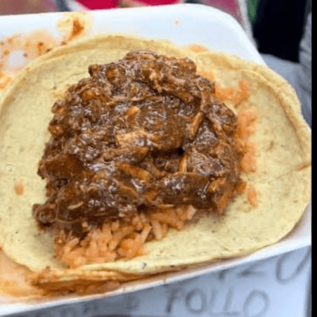 Taco Guisado Pollo con Mole