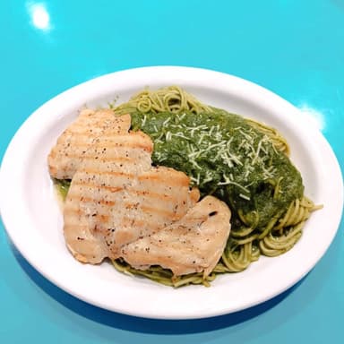 Tallarines Verdes con Filete de Pollo