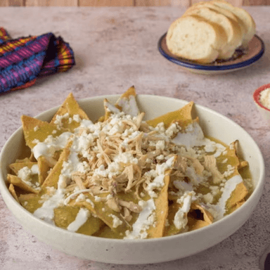 CHILAQUILES VERDES CON POLLO