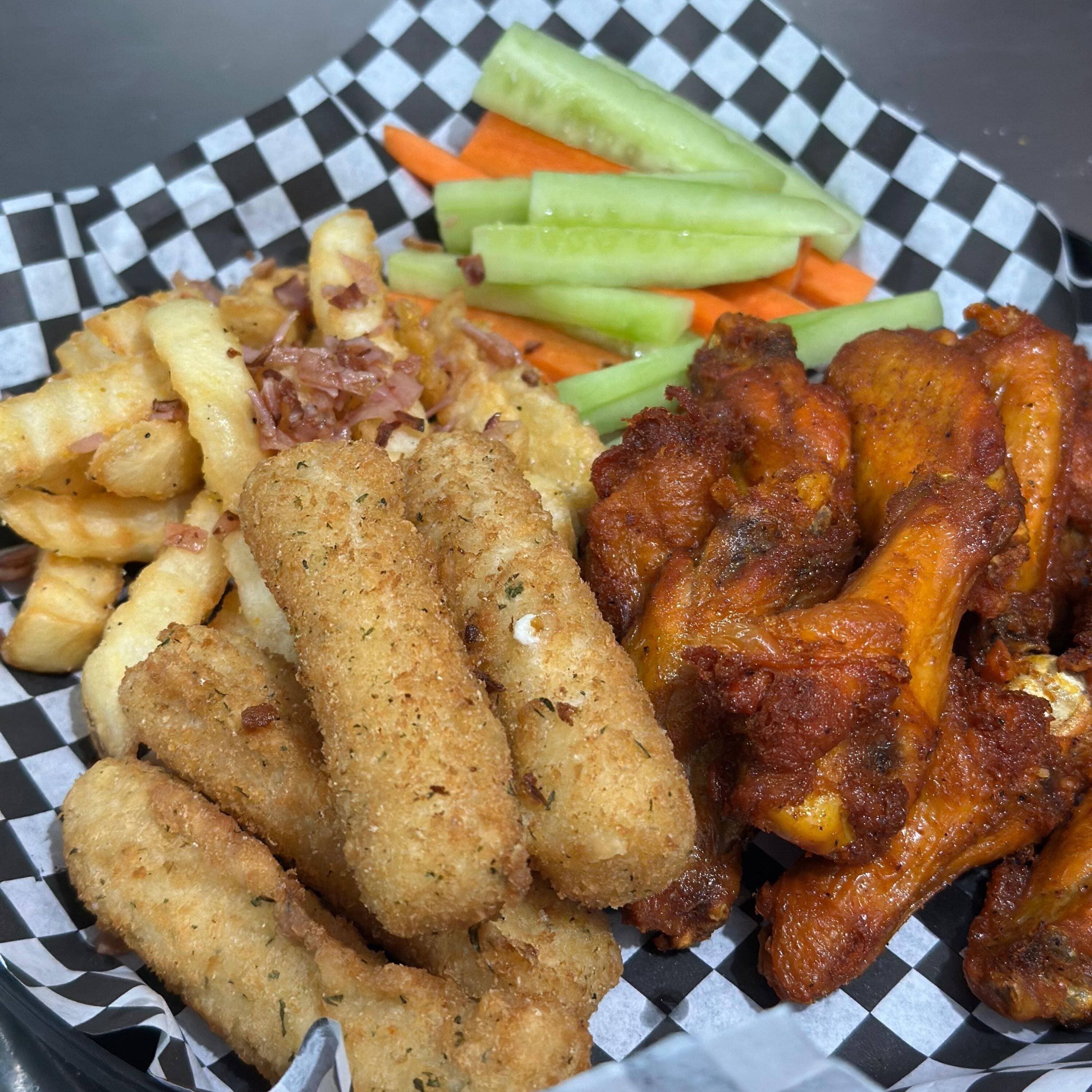 Alitas con Dedos de Queso y Papas