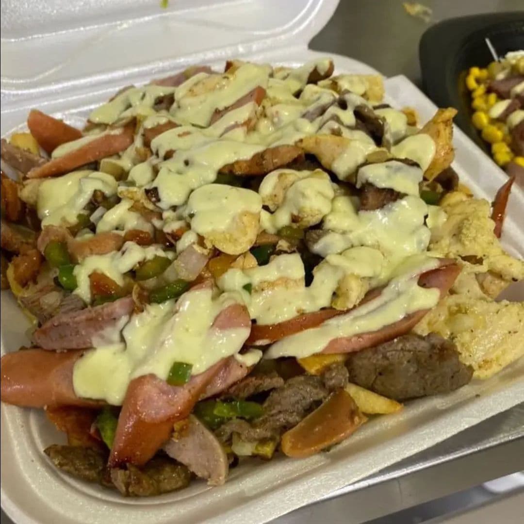 1 Salchipapa Gratinada + 1 Perro Gemelo Especial