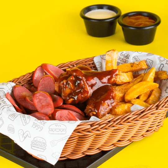 Salchipapa Clásica + 3 Alitas Bbq