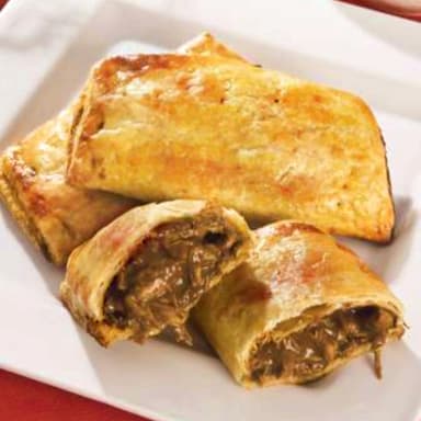 Empanada de Mole Rojo con Pollo