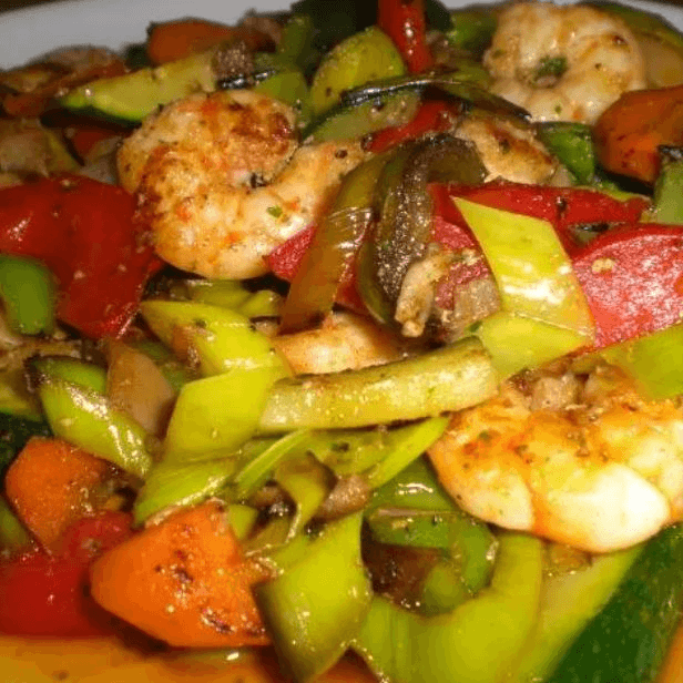Tallarín Saltado con Langostinos y Verduras