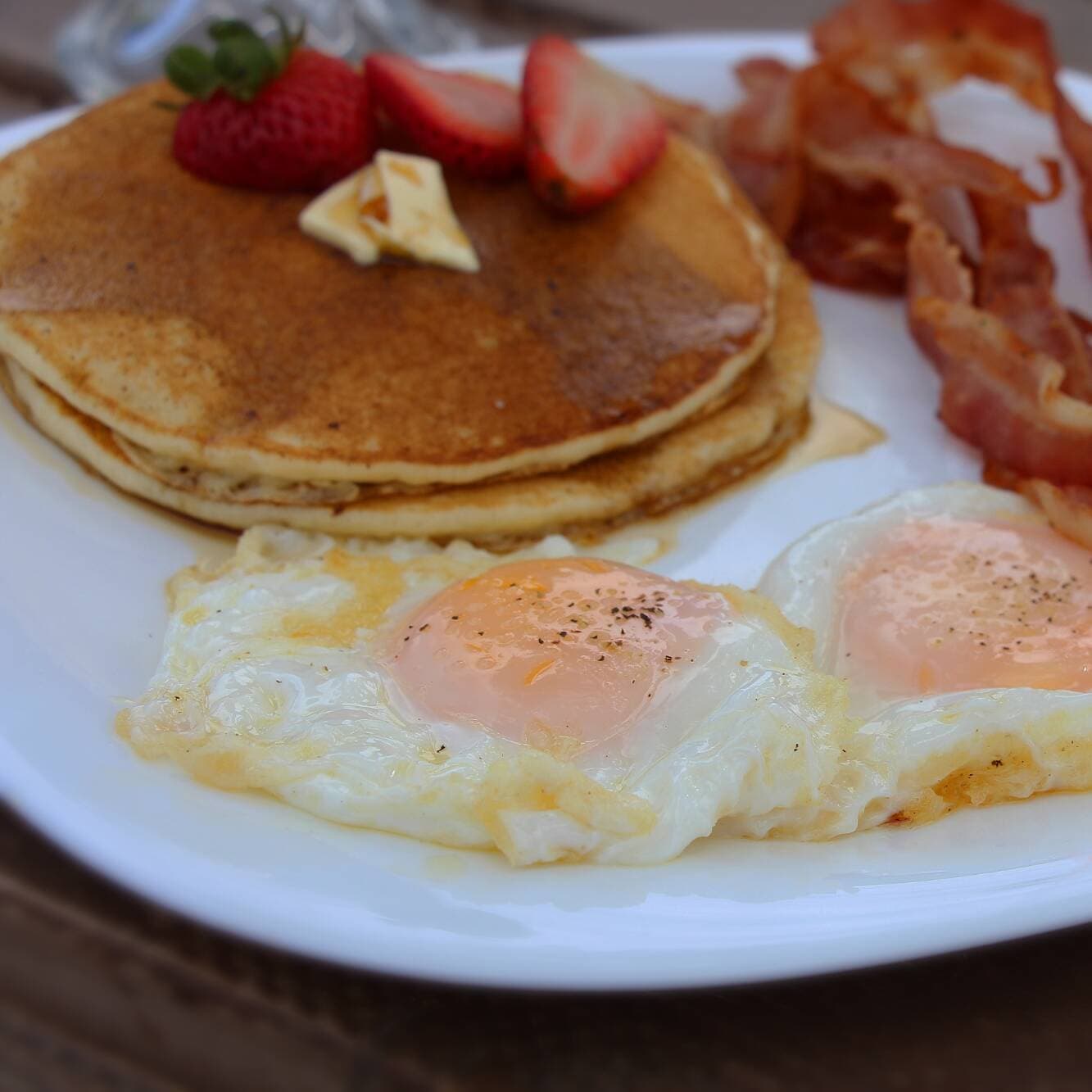 3 Hot Cakes con Huevo y Tocino
