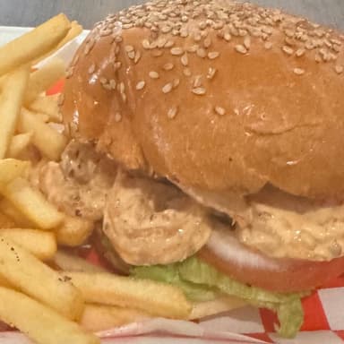 HAMBURGUESA DE CAMARON A LA CHIPOTLE