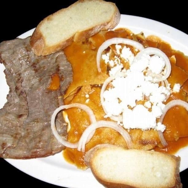 chilaquiles rojos con bistec y huevo estrellado
