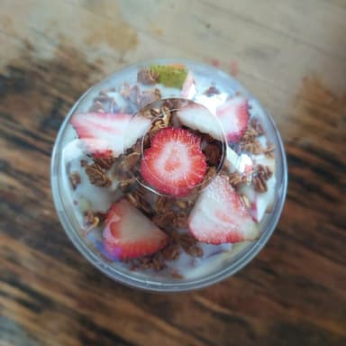Vaso con Yogurt y Fruta