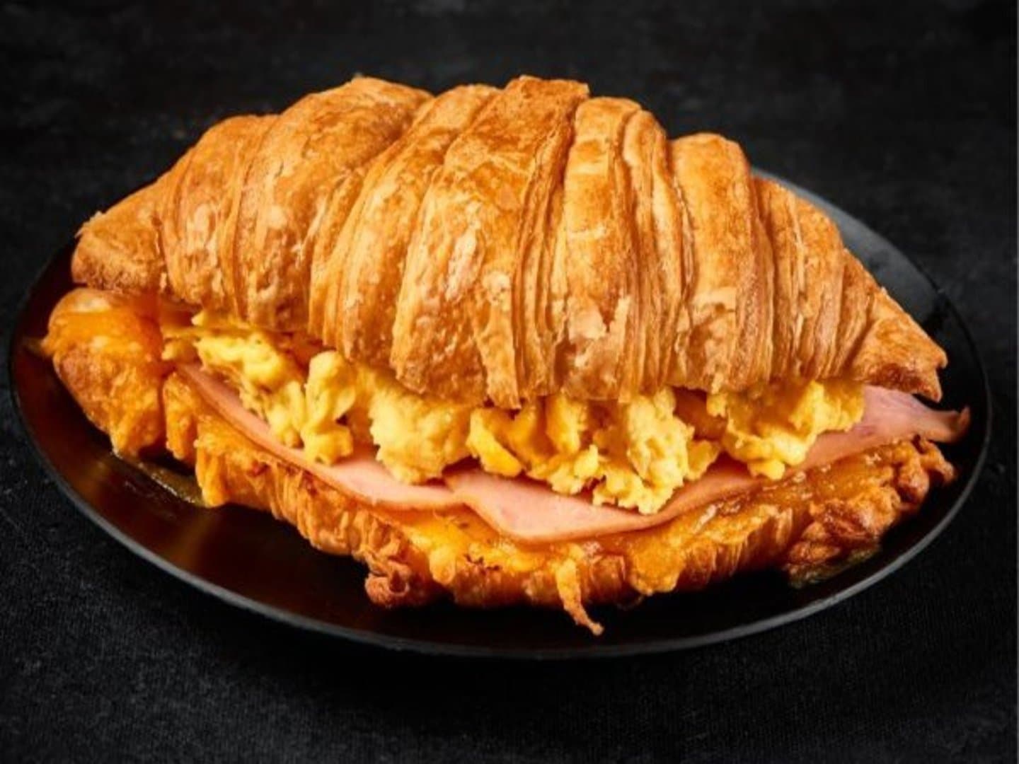 Croissant de huevo, queso y jamón