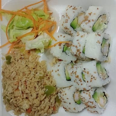 Combo Yakimeshi + California + Ensalada