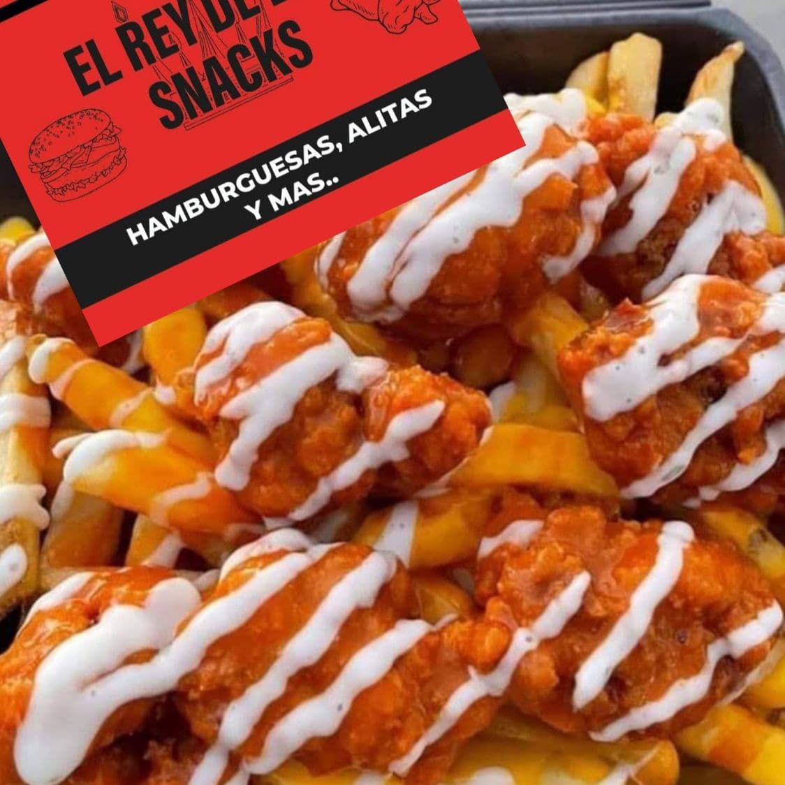 Papas con tooping de palomitas de pollo.
