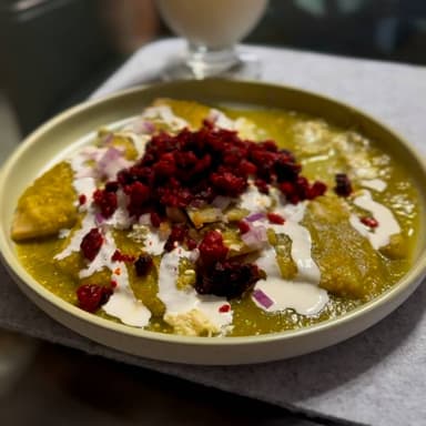 CHILAQUILES RELLENOS DE QUESO OAXACA