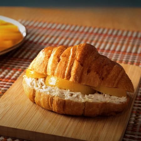 Croissant con Pollo y Durazno