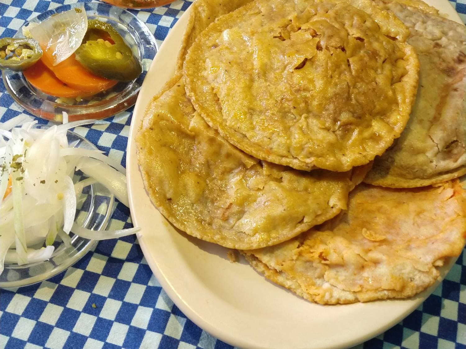 Gordita de Rajas con Queso