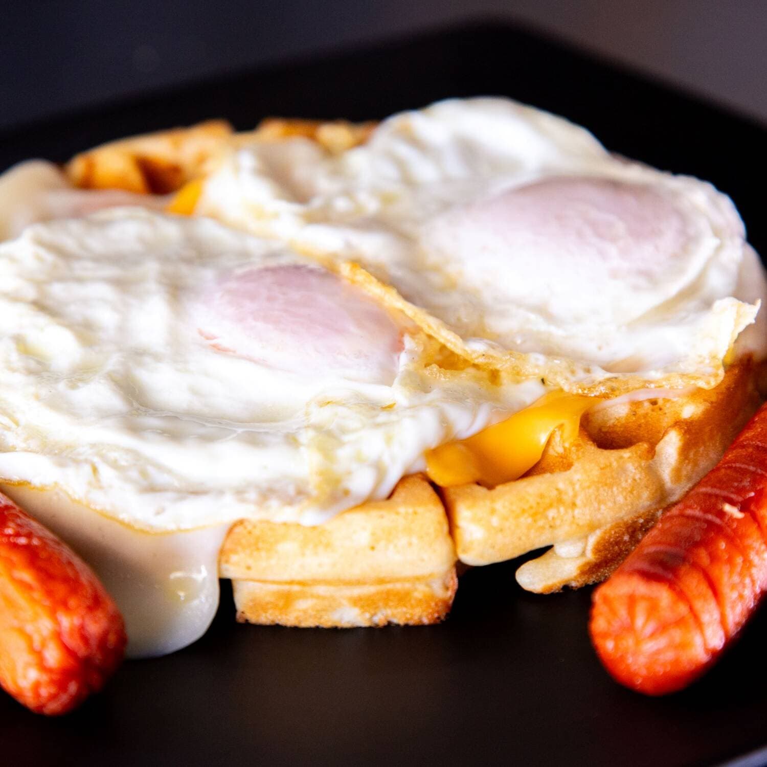 Waffle con Salchicha, Queso y Huevo
