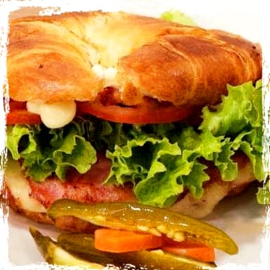 CROISSANT DE JAMON, QUESO Y HUEVO