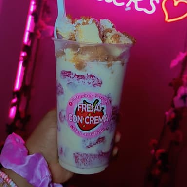 FRESAS CON CREMA 16 ONZAS APROX.