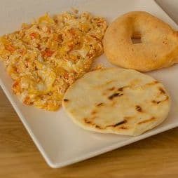 Arepas Asadas con Huevo
