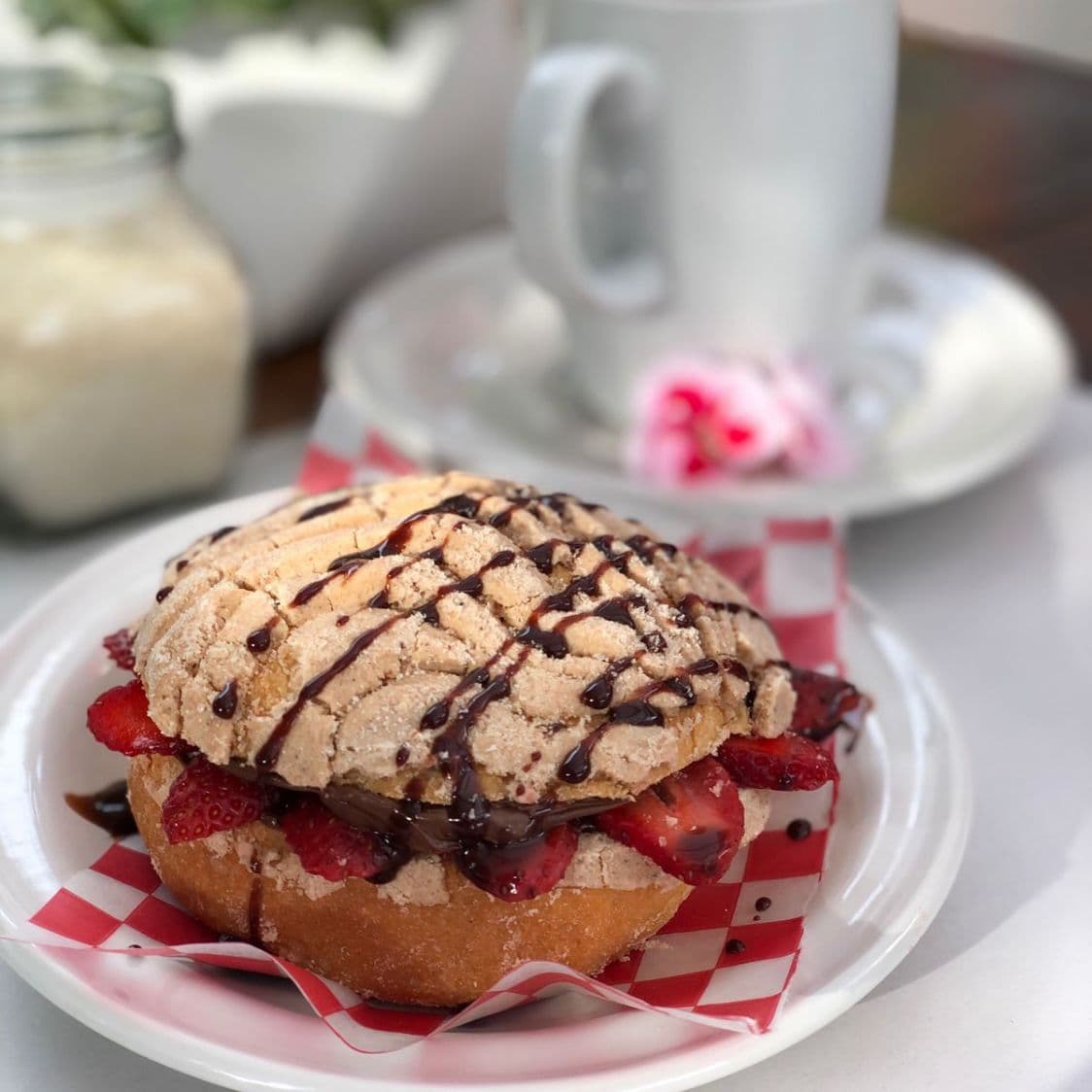 CONCHA RELLENA DE NUTELA Y FRESA + CAFE