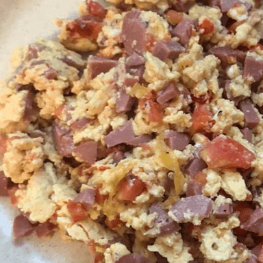 Huevos Revueltos con Salchicha