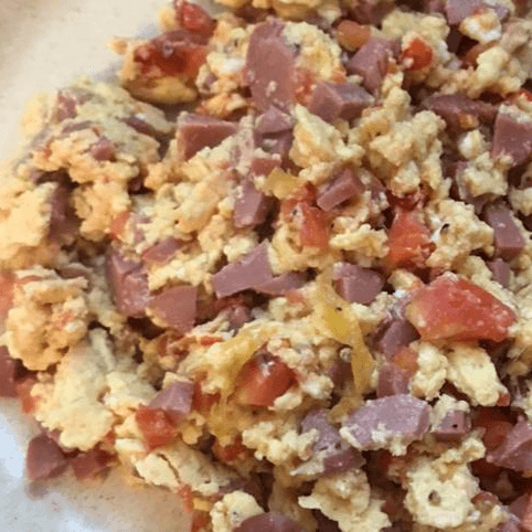 Huevos Revueltos con Salchicha