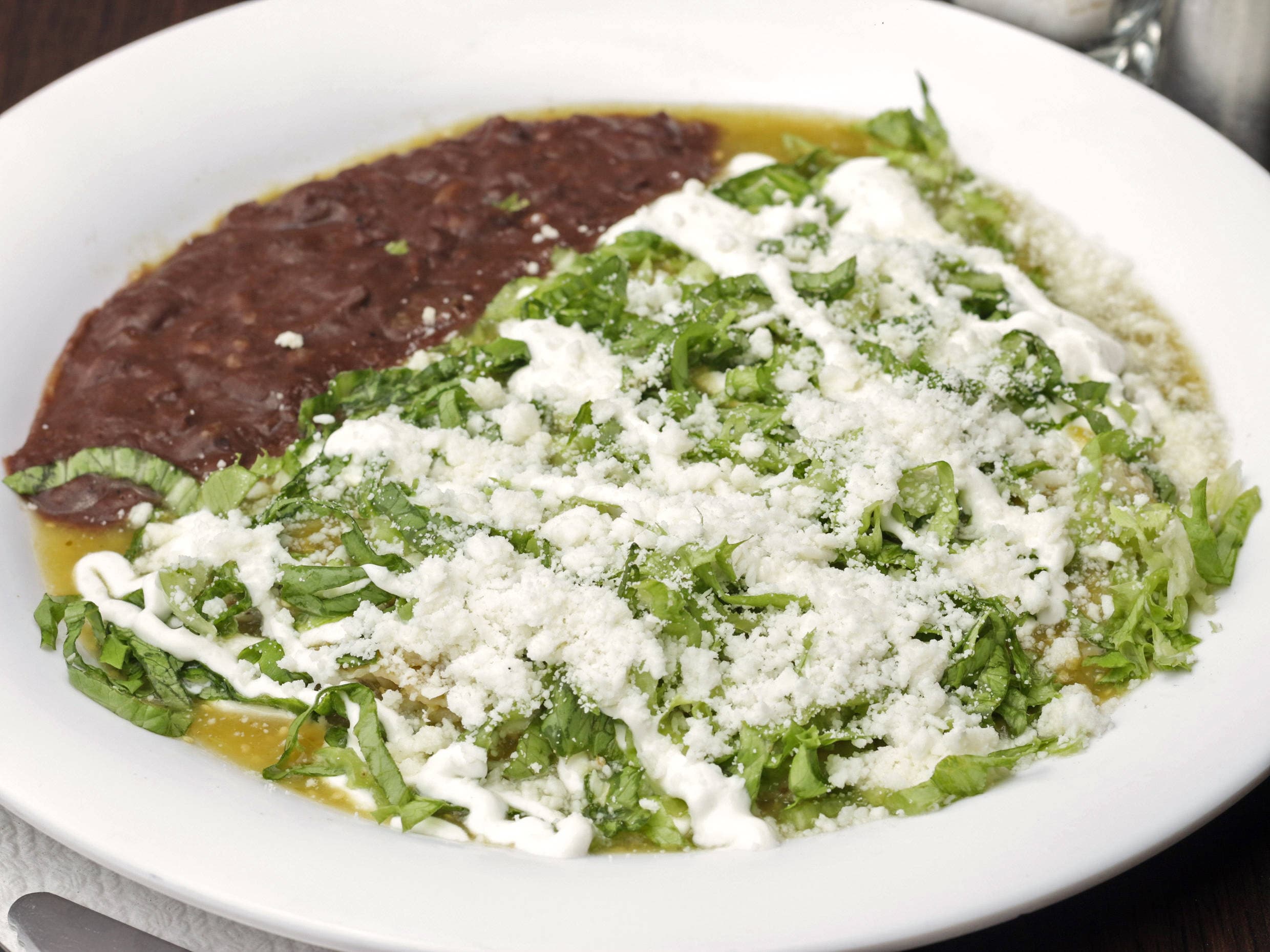 Enchiladas verdes c/pollo + Café ó té + Fruta