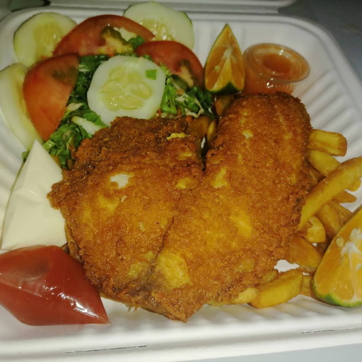 Filet de pescado con papas y ensalada