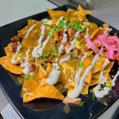 CHILAQUILES XTRA CHONCHOS + 1 PROTEINA + 1 AGUA DEL DIA + 1  BUB