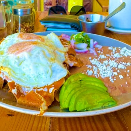 Chilaquiles Rojos con Huevos Estrellados