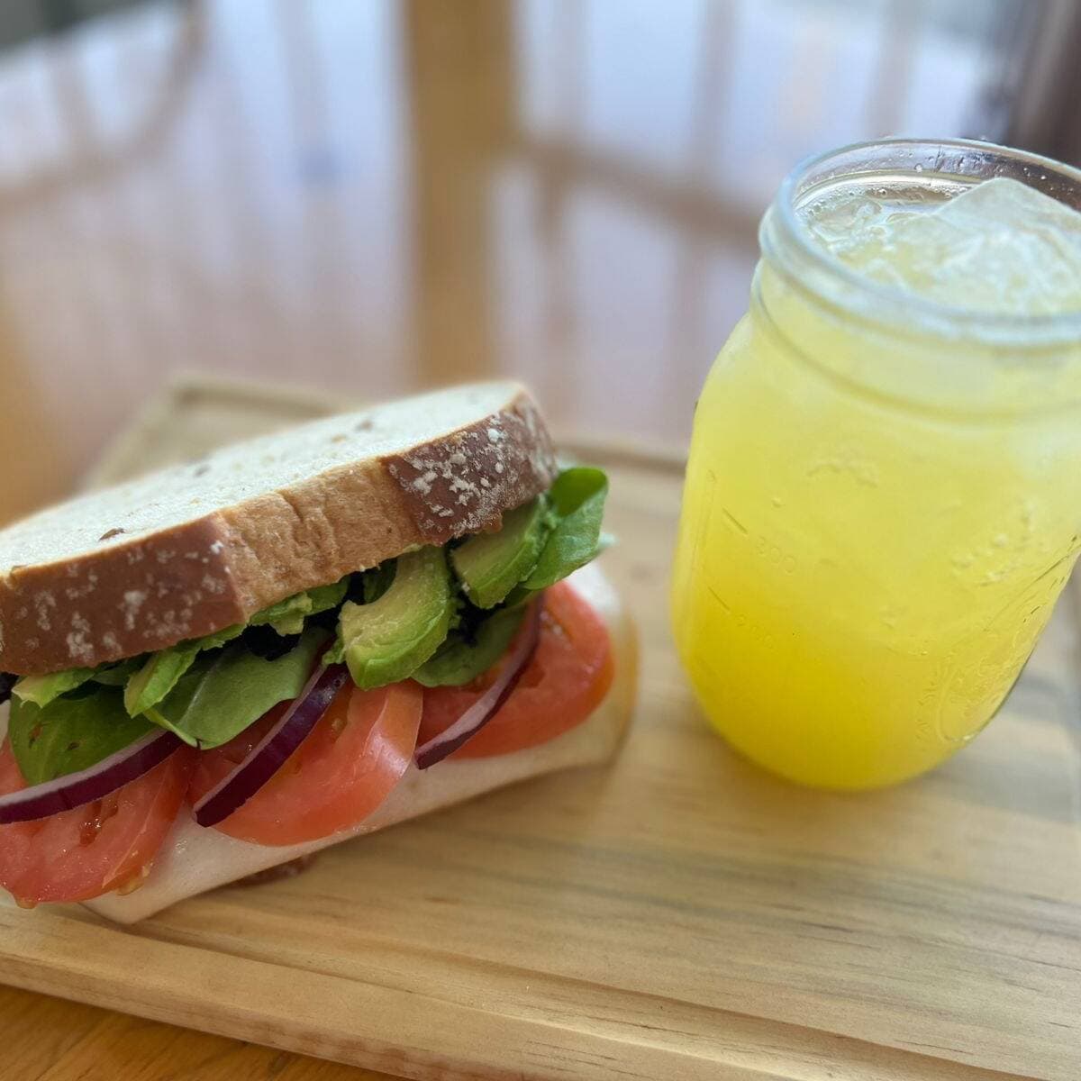 Combo Sánwich + Bebida del Día