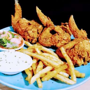Alitas de Pollo, Papas y Bananitos