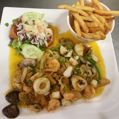 Mariscos al Ajillo con Ensalada y Papas
