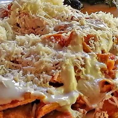 Chilaquiles Rojos con Pollo