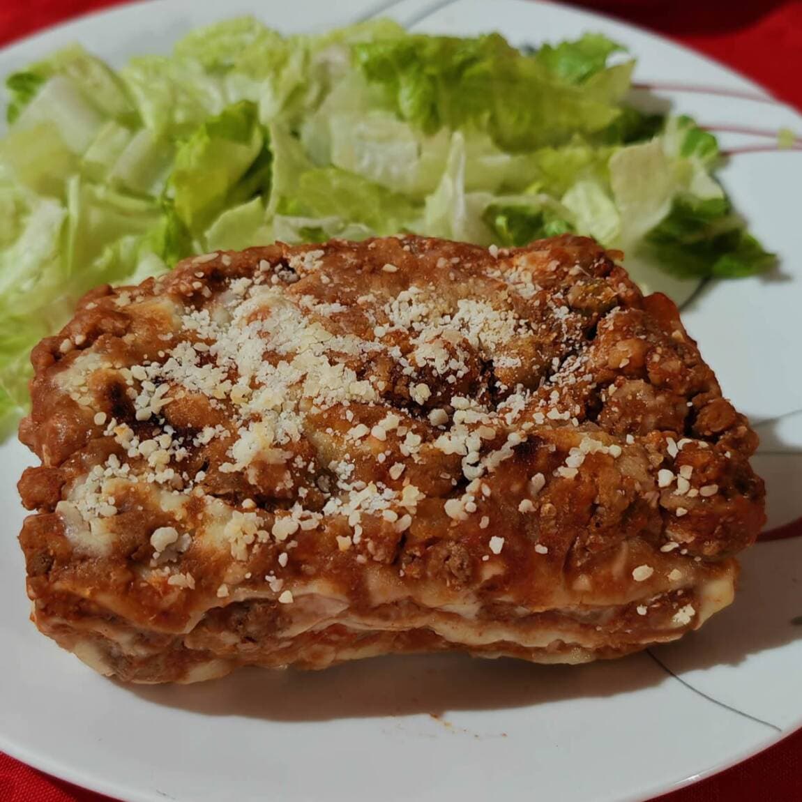 Lasaña de Carne con Guarnición