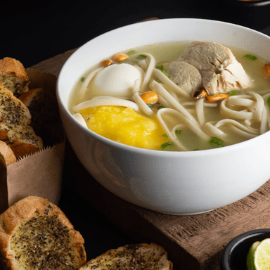 Caldo de Gallina con Presa + Pancitos al Ajo