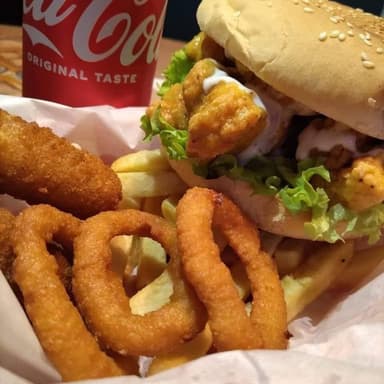 Hamburguesa boneless y aros de cebolla.